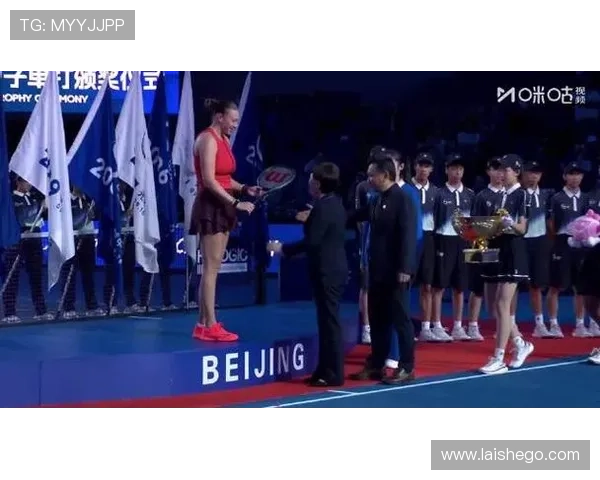 阿尼西莫娃逆转战胜诺斯科娃 首度捧起中网女单冠军奖杯